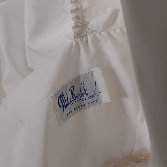 VINTAGE MIKE BENET FORMAL WHITE PUFFY SLEEVES DRESS - Picture 11 of 12